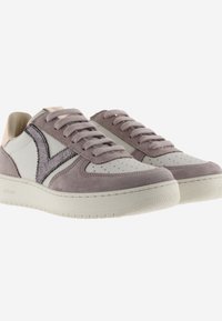 Baskets grises et beiges avec une tige en suede texturé, des accents en cuir lisse, un bout rond et une semelle plate en caoutchouc. Lacets de la même couleur.