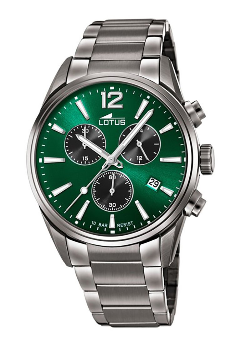Montre en acier inoxydable avec un cadran vert, des accents argentés, trois sous-cadrans de chronographe noirs et un affichage de la date à la position 6 heures.