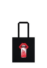 Borsa tote nera con labbra rosse che tengono una lattina di Cherry Coke. Il design include una finitura lucida e dettagli intricati sulle labbra e sulla lattina.