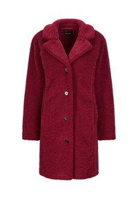 Bordeaux nep-bont jas met een uitgesneden kraag, lange mouwen en een rechte snit; heeft vijf zwarte knopen aan de voorkant.