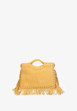 Sac à main en suédine jaune avec des clous en métal, une poignée supérieure et des franges le long du bas et des côtés sur fond blanc.