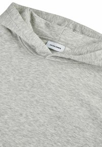 Grijze hoodie van zacht, textuurstof, met een voorvak en een logo geborduurd op de borst. Trekkoordkap.