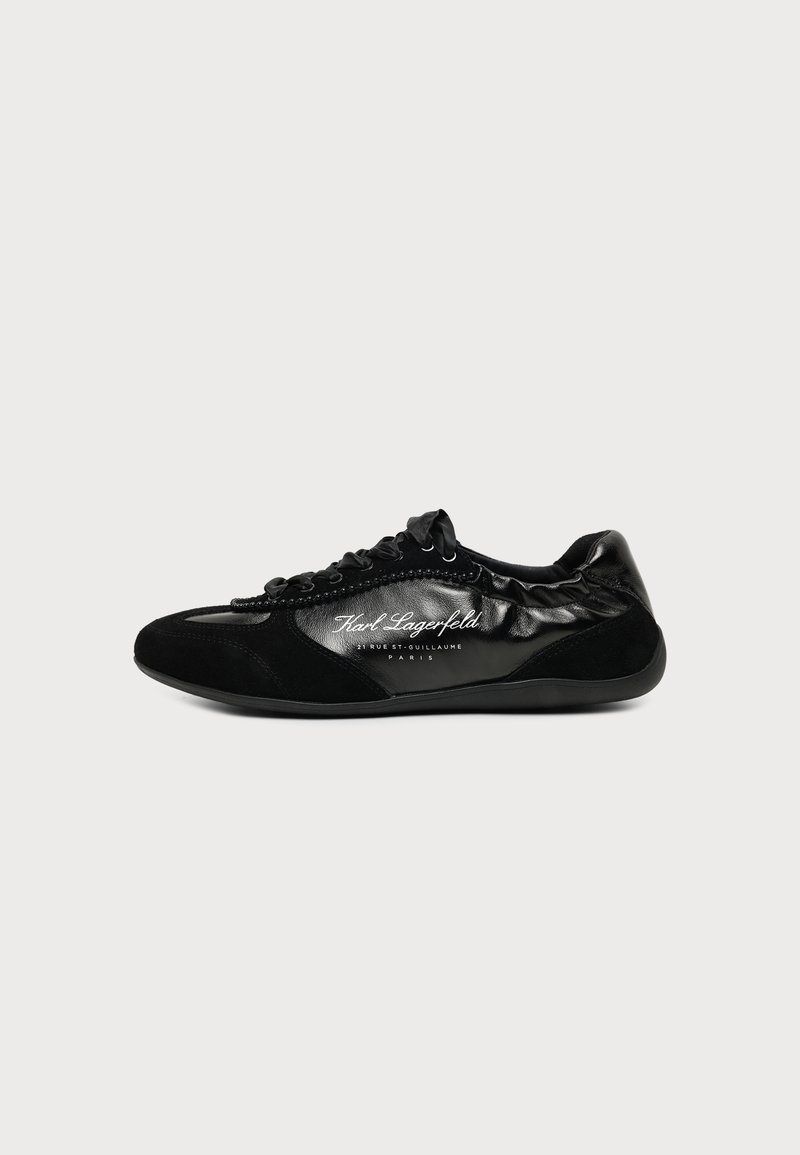 Baskets noires à profil bas en cuir et daim mélangés, fermeture à lacets, avec logo "Karl Lagerfeld Paris" sur le côté.