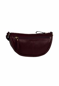 Borsa a tracolla a forma di mezzaluna in pelle bordeaux scuro con tasca frontale con zip e tracolla regolabile su sfondo bianco.