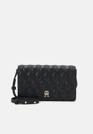 Sort læder crossbodytaske med quiltet diamantmønster, justerbar rem og lille gyldent sammenflettet "TH" logo på forsiden.