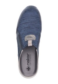 Chaussure slip-on bleue avec une tige en tricot texturé, accents gris et un intérieur rembourré. Présente une étiquette de logo près du talon et une semelle flexible.