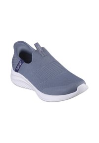 Chaussure de sport à enfiler en tissu en maille bleu clair avec un design texturé, semelle en caoutchouc blanche et une petite anse pour un enfilage facile.