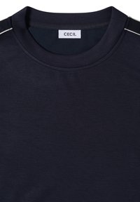 Granatowy bawełniany t-shirt z okrągłym dekoltem, z subtelną fakturą i białym akcentem na ramieniu. Na metce widnieje napis "CECIL".