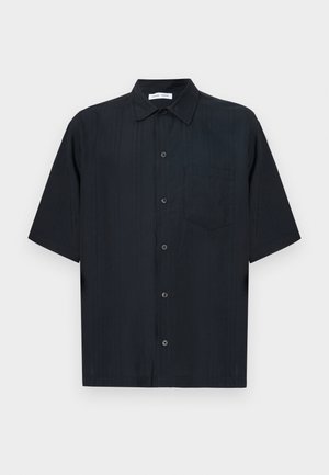 Camicia a maniche corte, con bottoni, di colore nero, dotata di taschino, texture sottile e vestibilità ampia con un classico design del colletto.