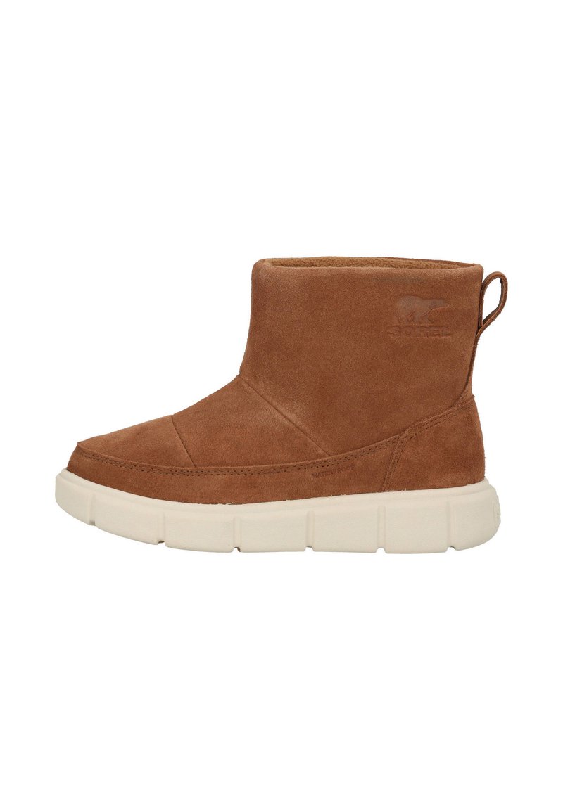 Wasserdichte braune Wildleder-Ankle-Boots mit gestepptem Design, flacher cremefarbener Gummisohle und einer kleinen Schlaufe hinten zum leichten Anziehen.