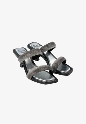 Schwarze Absatzsandalen mit zwei glitzernden, horizontalen Riemen, quadratischer Zehenform und einer strukturierten, metallischen Fußbett. Mit einem Blockabsatz.