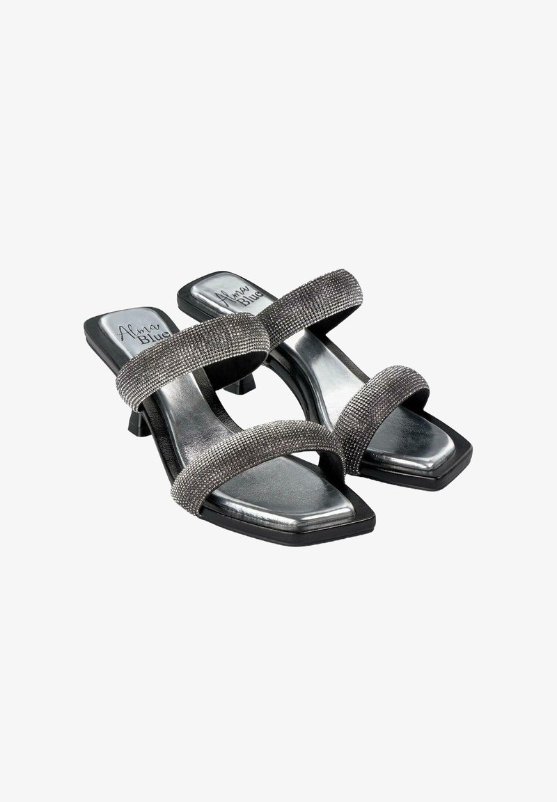 Zwarte hakken met twee sprankelende, horizontale banden, vierkante teen en een gestructureerde metallic voering. Beschikt over een blokhak.