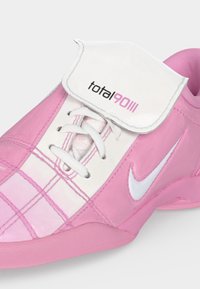 Ροζ και λευκό αθλητικό παπούτσι Nike Total 90 III με λευκά κορδόνια και λευκή γλώσσα που καλύπτει το πάνω μέρος των κορδονιών.