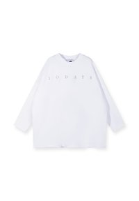 Camiseta blanca de manga larga hecha de algodón, con un cuello redondo y un corte relajado. Presenta texto impreso "10 DÍAS" en color púrpura claro.