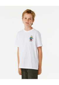 T-shirt en coton blanc arborant un design graphique coloré sur la poitrine gauche, avec le texte "RIP CURL" et des motifs de vagues vibrants.