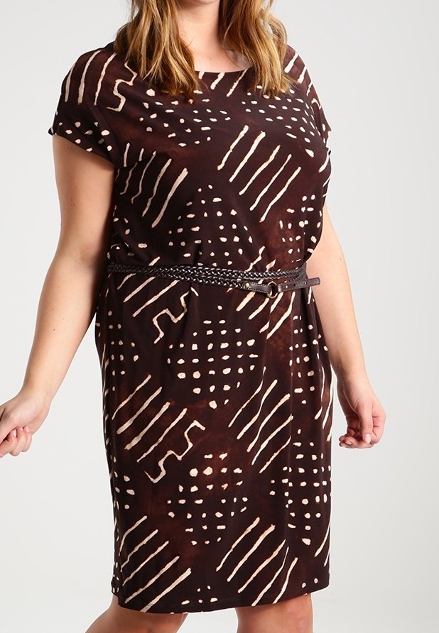 Brun klänning med abstrakta tan-mönster, korta ärmar och en avslappnad passform, åtsittande i midjan med ett flätat bälte. Slät tygkänsla.