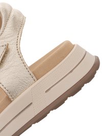 Beige open-achter slide sandaal met metallic gouden accenten, gevoerd voetbed, textuurlrubberen zool en verstelbare band.