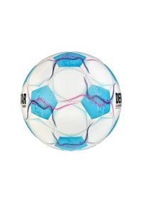 Voetbal met een witte oppervlakte, voorzien van blauwe hexagonale panelen, roze accenten en een textuur voor grip; merkteken "DERBY" en "SELECT."