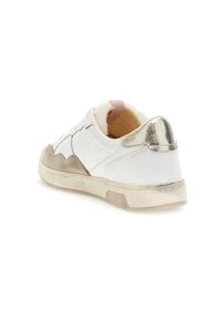 Sneaker bianco con un tallone in argento testurizzato e accentuazioni in suede beige. Presenta un collare imbottito e una suola in gomma testurizzata.