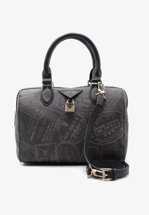 Sort læderhåndtaske med to håndtag, aftagelig skulderrem og rejstemplet mønster med lås og logodetalje i guldfarve.