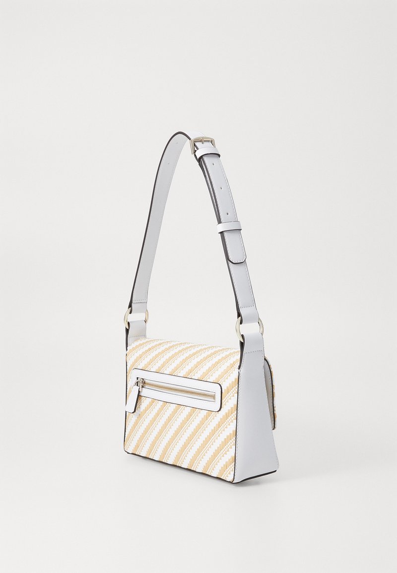 Petit sac à main rectangulaire avec une sangle en cuir blanc, doté d'un corps en textile rayé jaune et blanc et d'une poche zippée à l'avant.