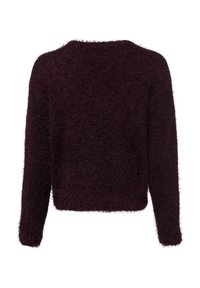 Burgunderroter, flauschiger Pullover mit langen Ärmeln, Rundhalsausschnitt und einem kurzen Schnitt. Weiche Textur und lässiges Design. Keine sichtbaren Verschlüsse oder Muster.