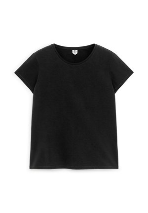 Czarny t-shirt z krótkim rękawem i okrągłym dekoltem, ułożony na płasko, o gładkim wzorze, z widoczną metką przy szyi wewnątrz kołnierza.