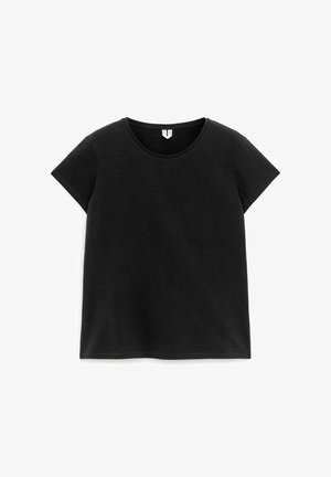 T-shirt noir à manches courtes avec col rond, posé à plat, design uni, avec étiquette visible au niveau du col à l'intérieur.