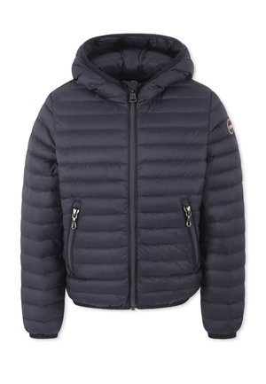 Giacca puffer blu navy con cappuccio, chiusura frontale con zip e due tasche laterali. Presenta una texture trapuntata e un accento con logo sulla manica sinistra.