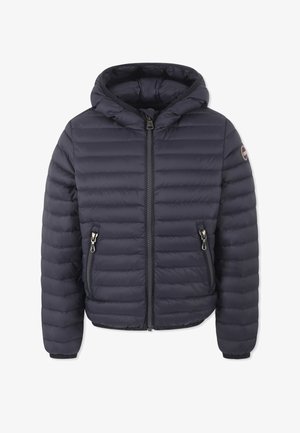 Giacca puffer blu navy con cappuccio, chiusura frontale con zip e due tasche laterali. Presenta una texture trapuntata e un accento con logo sulla manica sinistra.
