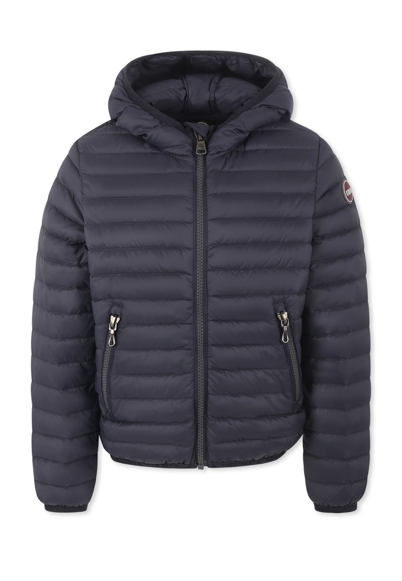 Giacca puffer blu navy con cappuccio, chiusura frontale con zip e due tasche laterali. Presenta una texture trapuntata e un accento con logo sulla manica sinistra.