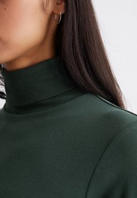Marc O'Polo DENIM TURTLENECK evergreen/tmavozelená