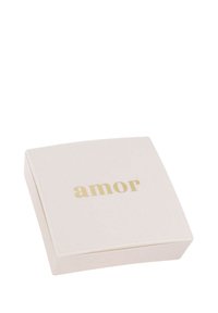 Scatola quadrata di un pallido colore rosa con una superficie liscia; presenta la parola "amor" in lettere dorate sulla parte superiore.