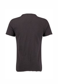 Camiseta negra de manga corta con cuello redondo y corte relajado. La tela tiene una textura suave y un diseño sin adornos.