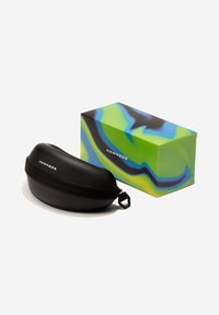 Musta kovakuorinen aurinkolasikotelo vetoketjulla, jossa on sileä pinta. Mukana värikäs, abstraktilla kuvioinnilla varustettu pakkaus.