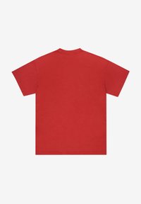 Czerwony bawełniany t-shirt z okrągłym dekoltem, krótkimi rękawami i luźnym krojem. Gładka tekstura, jednolity kolor, bez wzorów ani zdobień.