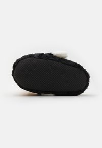 Pier One UNISEX - Domácí obuv - black/yellow