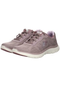 Zapatillas deportivas de color malva claro con tejido texturizado, cordones a juego y suela acolchada. Logo lateral y collar acolchado para mayor comodidad.