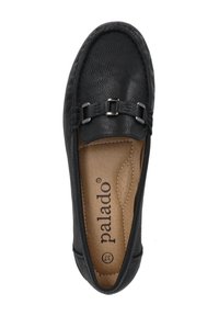 Mocasines sintéticos negros con acentos de hebilla, parte superior texturizada y plantilla transpirable. Presentan una puntera redonda y detalles de costura.