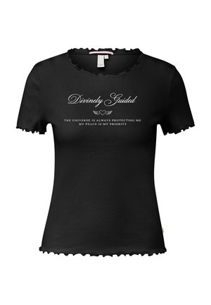 Schwarzes, geripptes Kurzarm-Oberteil mit gewellten Kanten und weißem Text: "Göttlich geführt" und "Das Universum beschützt mich immer, mein Frieden ist meine Priorität."