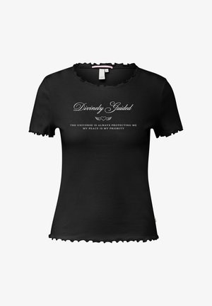 Schwarzes, geripptes Kurzarm-Oberteil mit gewellten Kanten und weißem Text: "Göttlich geführt" und "Das Universum beschützt mich immer, mein Frieden ist meine Priorität."