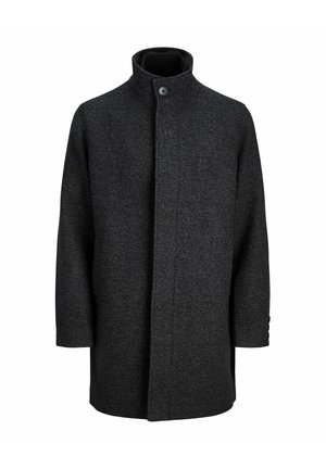 Cappotto grigio scuro realizzato in tessuto testurizzato. Presenta un colletto alto, chiusura a bottoni e maniche lunghe con polsini. Silhouette strutturata e dritta.