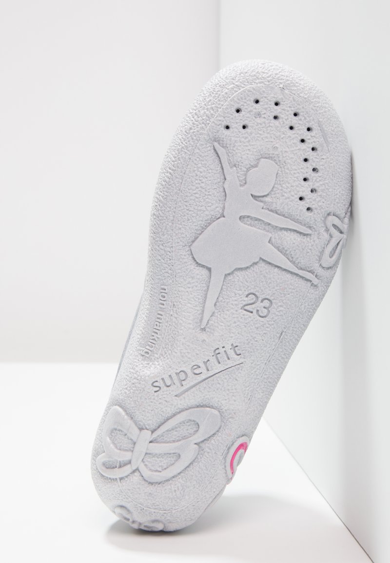 Hellgraue Schuhsohle mit strukturierten Oberflächen, die eine Ballerina-Silhouette zeigt, mit "superfit"-Markenlogo, Größe "23" und einem Schleifendetail.