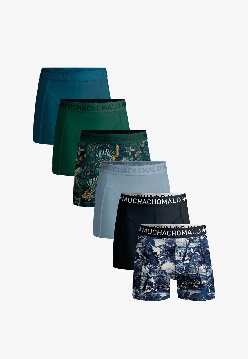 Seis pares de bóxer para hombre en varios colores: verde azulado, verde, azul claro, azul marino y diseños estampados. Cada uno tiene una cintura negra con el texto "MUCHACHO MALO".