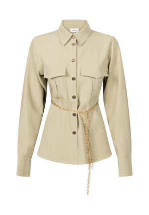 Beige langemouwen shirt met een kraag, twee borstzakken, knopen aan de voorkant en een gouden kettingriem. Zachte textuur en een getailleerde pasvorm.