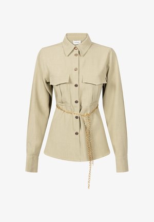 Beige langemouwen shirt met een kraag, twee borstzakken, knopen aan de voorkant en een gouden kettingriem. Zachte textuur en een getailleerde pasvorm.