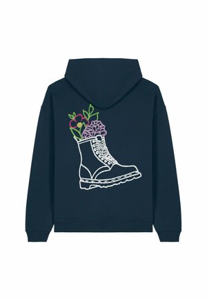 Hoodie bleu marine avec un design de bottes de combat brodé en blanc, orné de fleurs colorées émergent du dessus. Le tissu semble doux et durable.