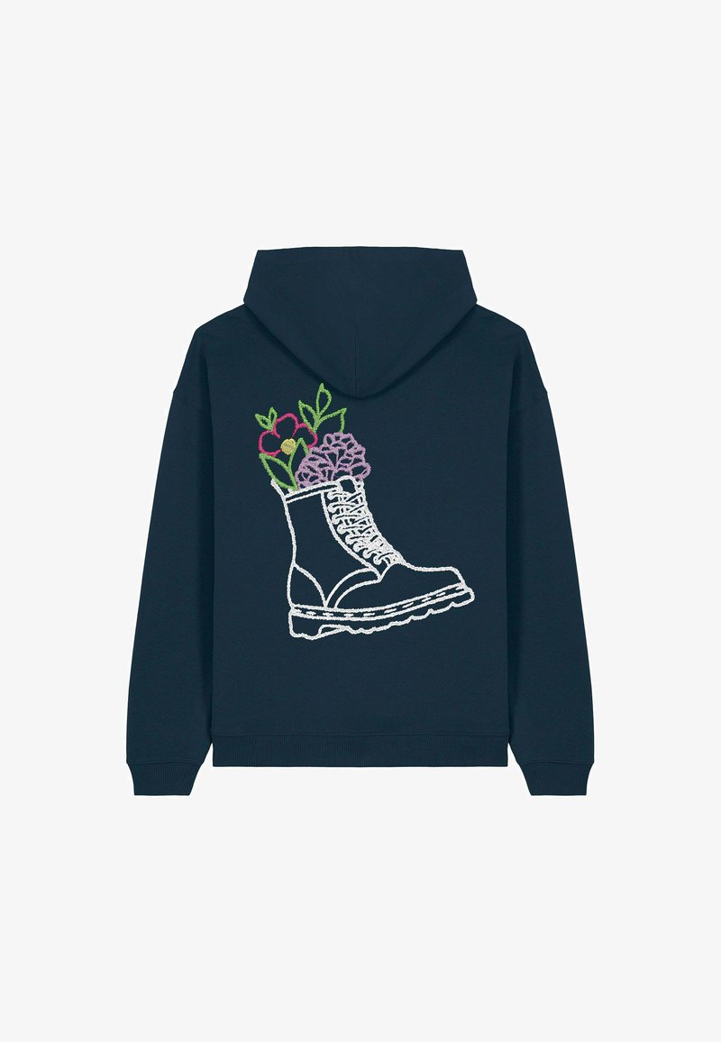 Hoodie bleu marine avec un design de bottes de combat brodé en blanc, orné de fleurs colorées émergent du dessus. Le tissu semble doux et durable.