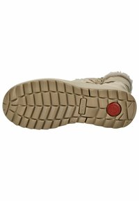 Bežová podrážka boty s texturovaným pryžovým vzorem, která obsahuje červený kruhový akcent a vytvarované logo. Design zahrnuje rýhy a vzory pro lepší přilnavost.