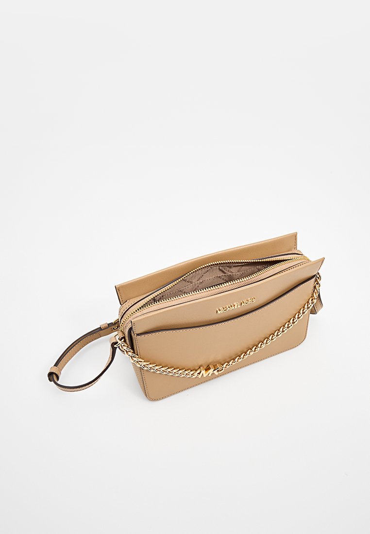 Bruine leren clutch met een gestructureerde afwerking, voorzien van twee ritscompartimenten, een gouden kettingriem en een reliëf logo detail.